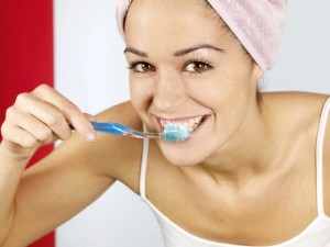 pretty-woman-brushing-teeth (Small)